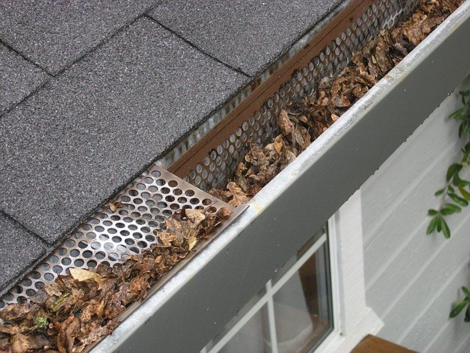 How To Install Gutter Sealant 10 Steps To Keep Your Gutters Clean The Review Gurus