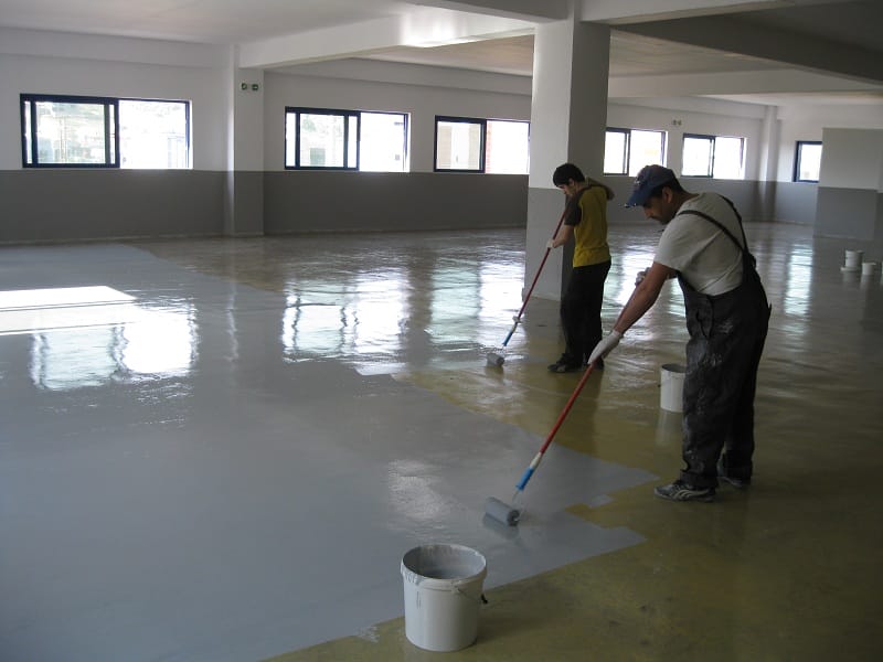 applying garage floor coating