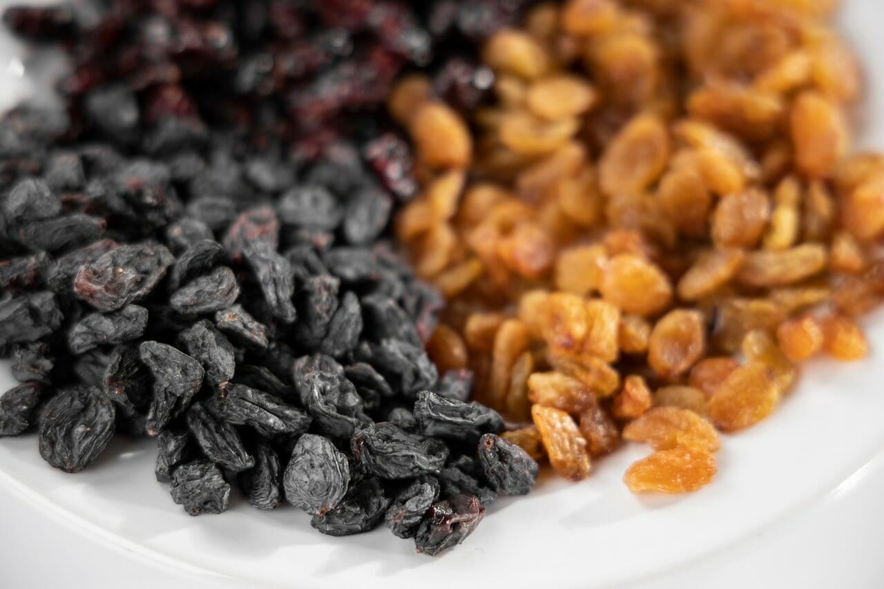 White and black raisins
